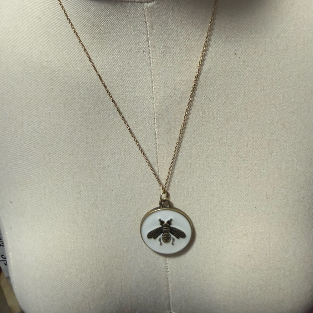 Bee Gold and White pendant necklace - Picture 4 of 5